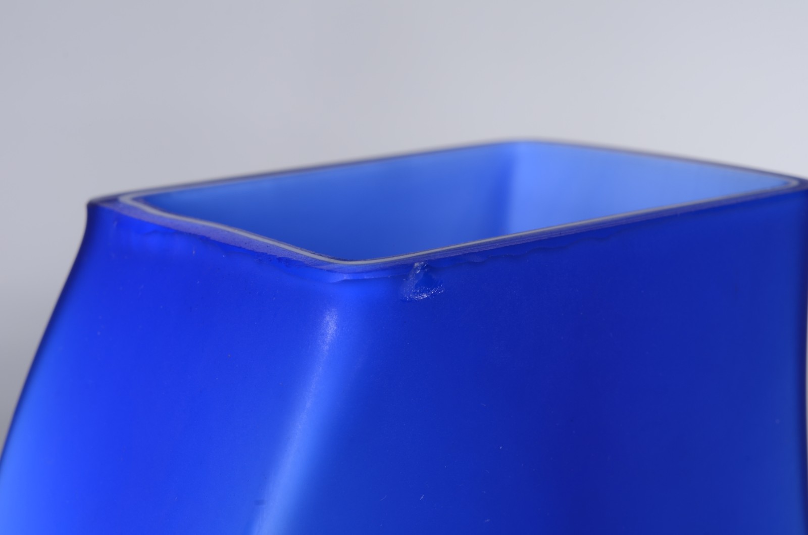 Seis vasos e duas "bolas" de vidro decorativo em tons de azul... - foto 7 de 9