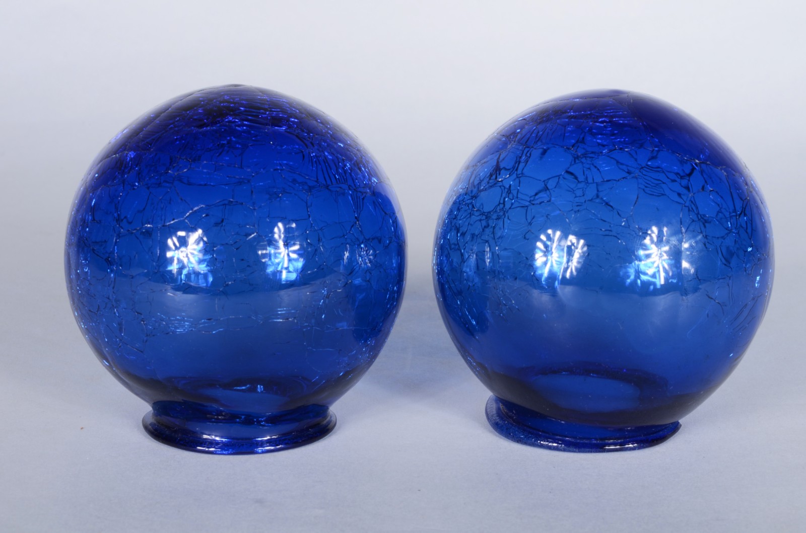 Seis vasos e duas "bolas" de vidro decorativo em tons de azul... - foto 8 de 9