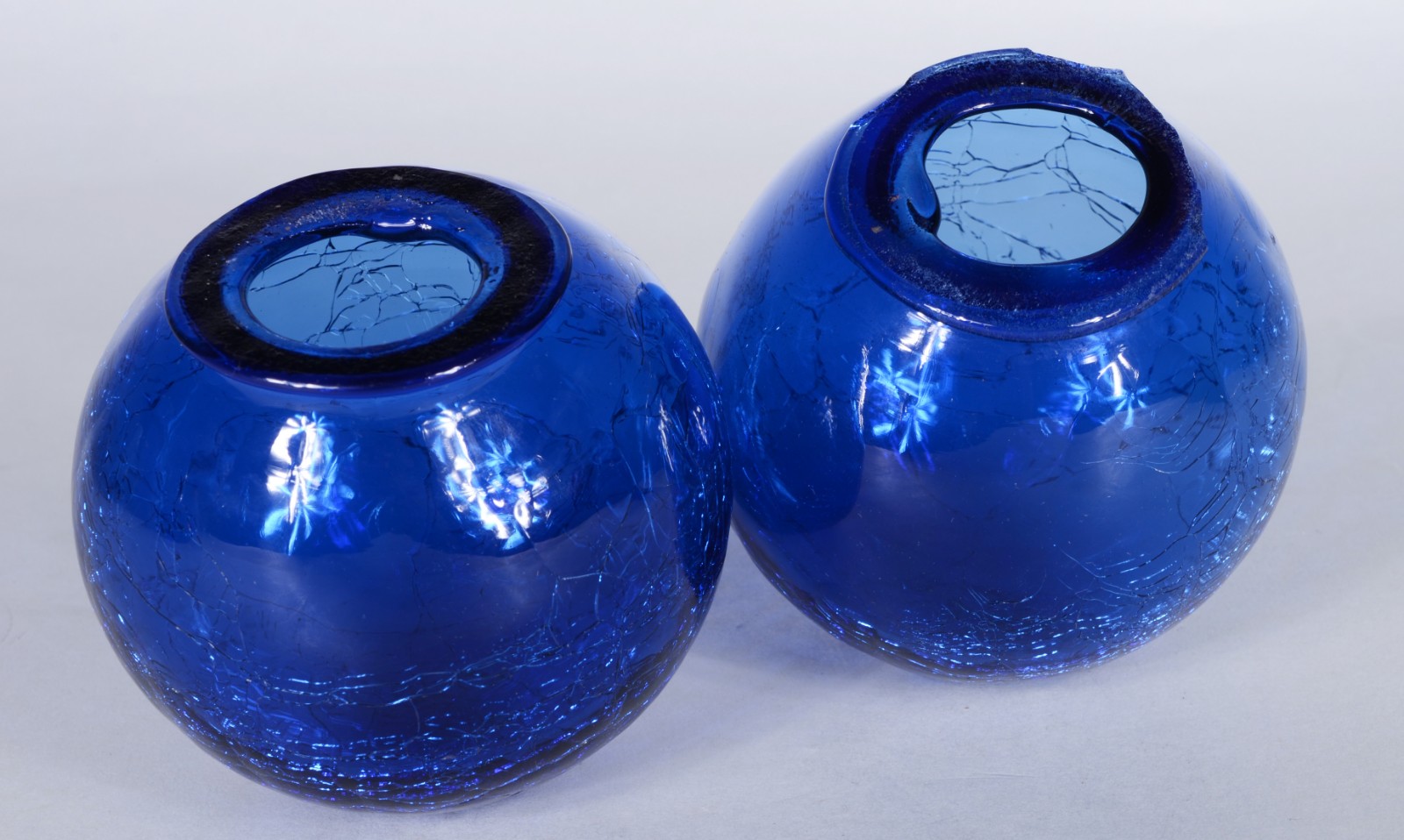 Seis vasos e duas "bolas" de vidro decorativo em tons de azul... - foto 9 de 9