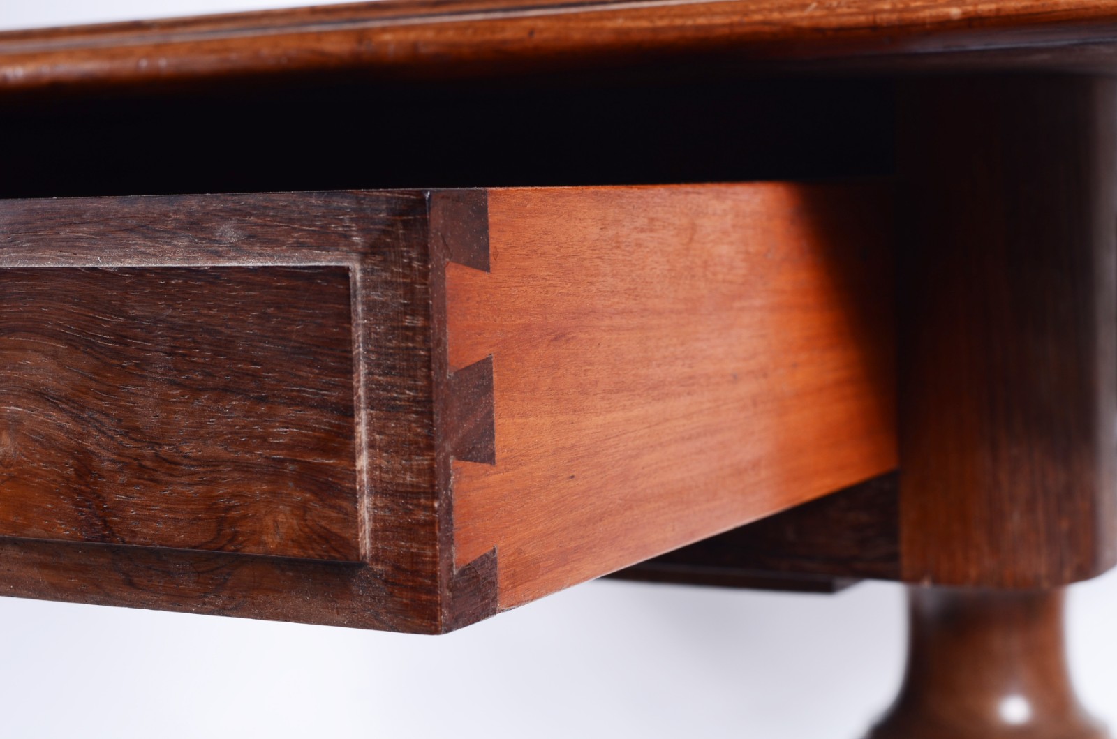 Mesa de jantar de madeira nobre, base em duplo balaústre canelado com... - foto 6 de 11