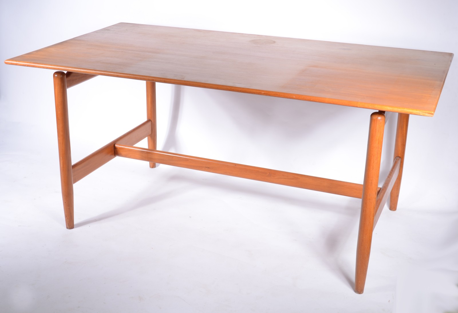 Mesa de jantar de madeira clara, tampo retangular apoiado em quatro... - foto 1 de 8