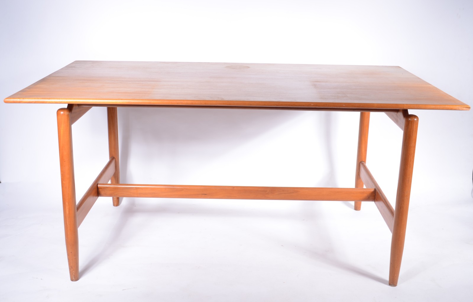 Mesa de jantar de madeira clara, tampo retangular apoiado em quatro... - foto 4 de 8