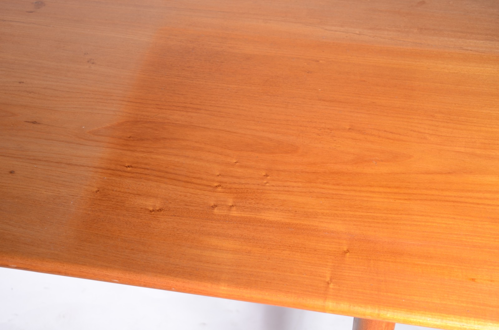 Mesa de jantar de madeira clara, tampo retangular apoiado em quatro... - foto 7 de 8