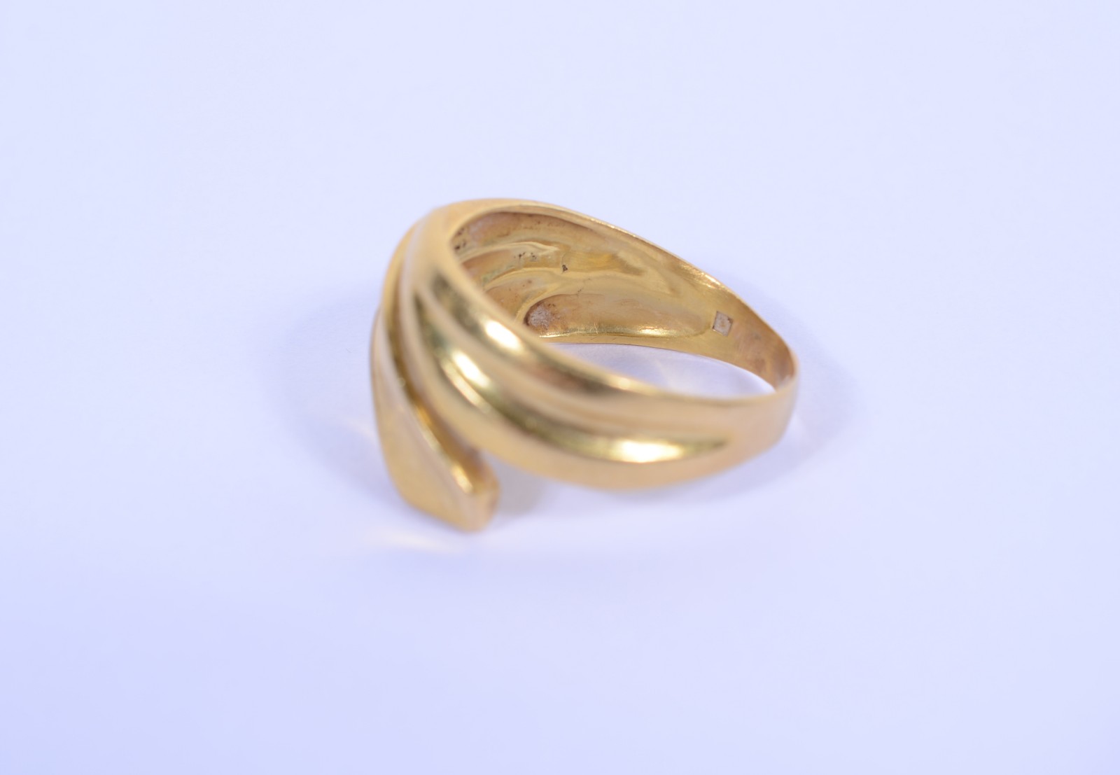 Anel de ouro 18 k., aro 19. (Por motivos de segurança a peça não se... - foto 4 de 8