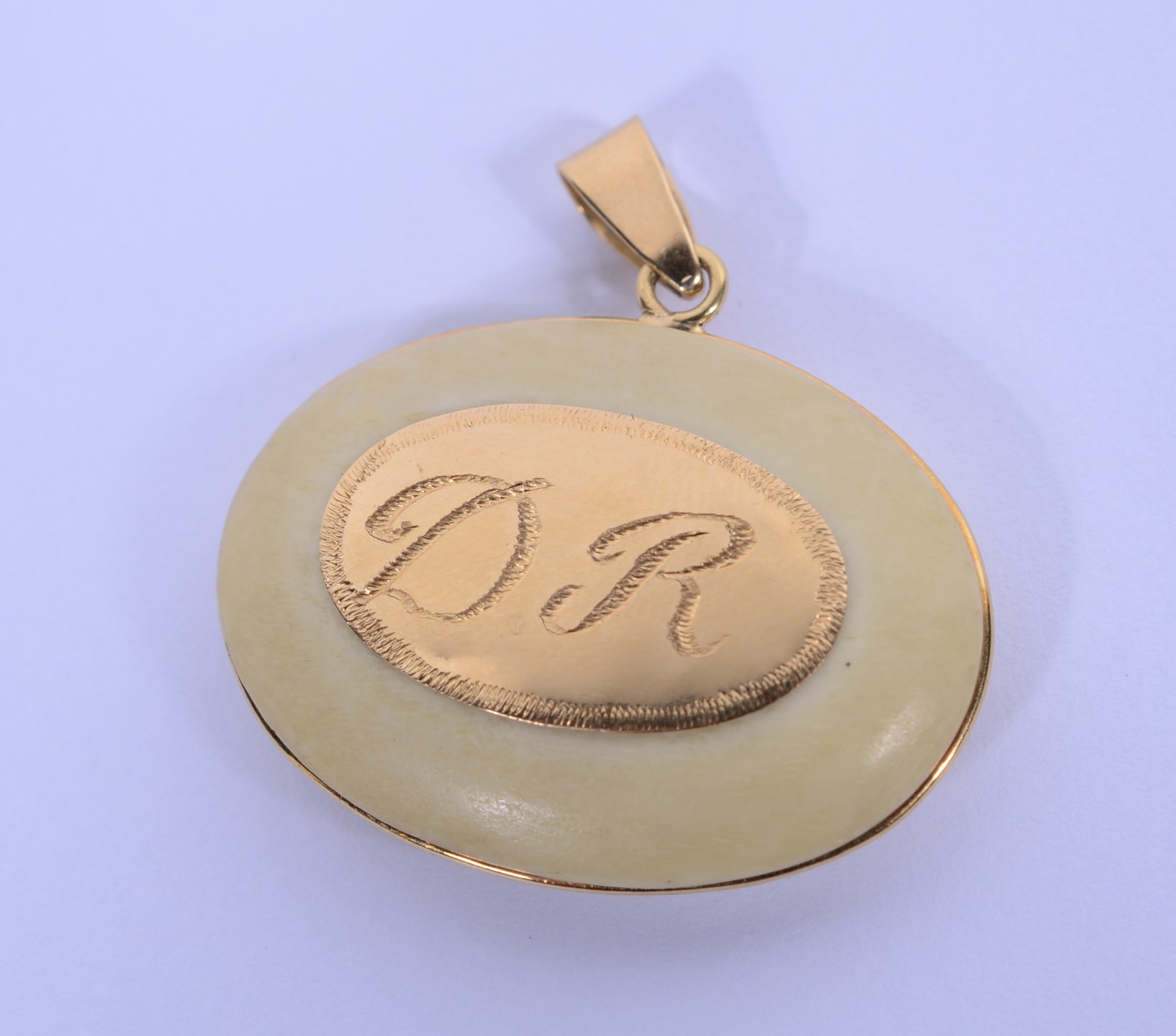 Pendente de osso com detalhes em ouro 18 k., inscrição "D.R". (Por... - foto 1 de 4