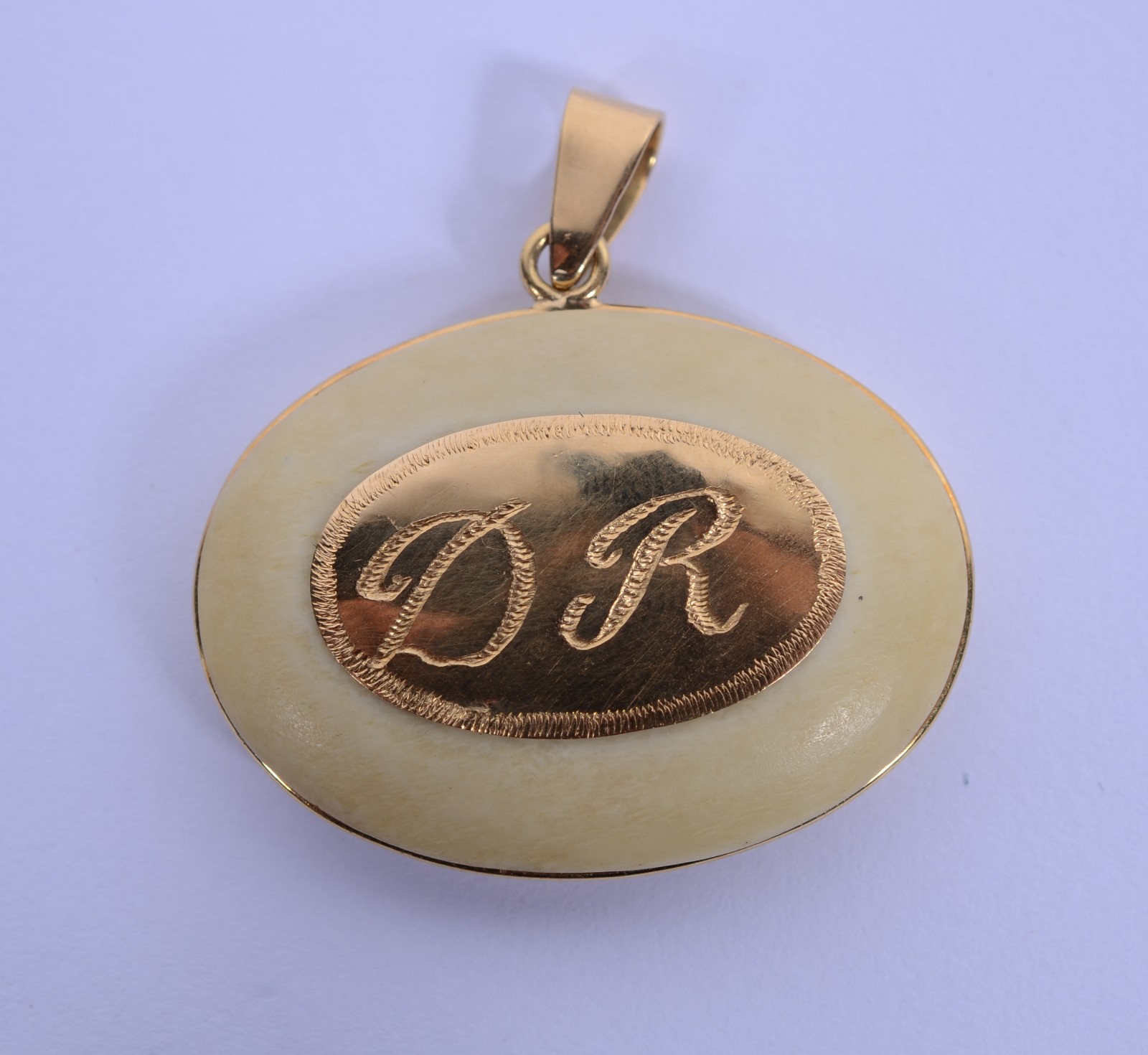 Pendente de osso com detalhes em ouro 18 k., inscrição "D.R". (Por... - foto 2 de 4