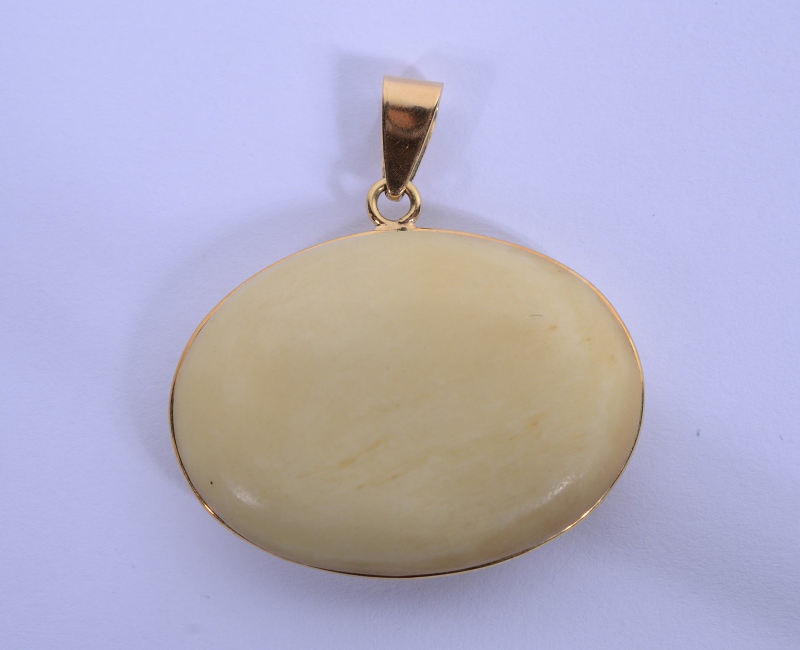 Pendente de osso com detalhes em ouro 18 k., inscrição "D.R". (Por... - foto 3 de 4