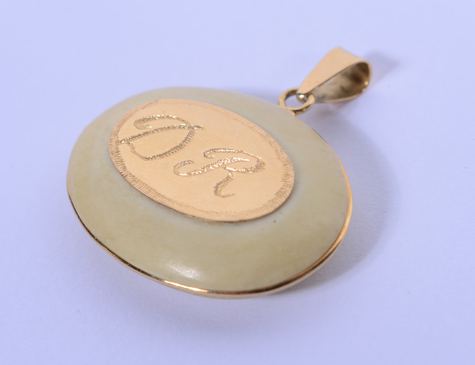Pendente de osso com detalhes em ouro 18 k., inscrição "D.R". (Por... - foto 4 de 4