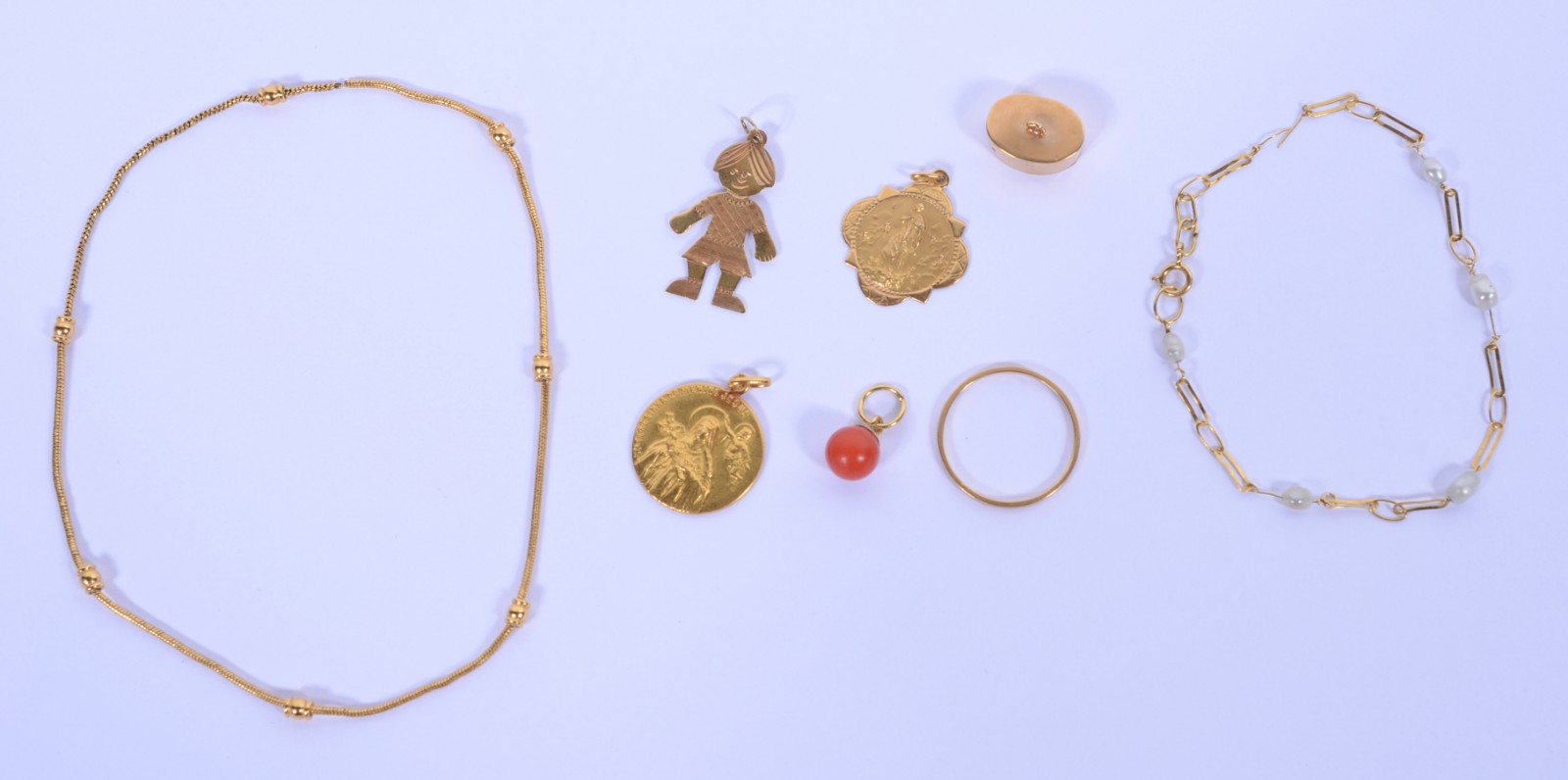 Diversas peças de ouro 18 k., sendo: 2 medalhas, pendente na forma de... - foto 1 de 11