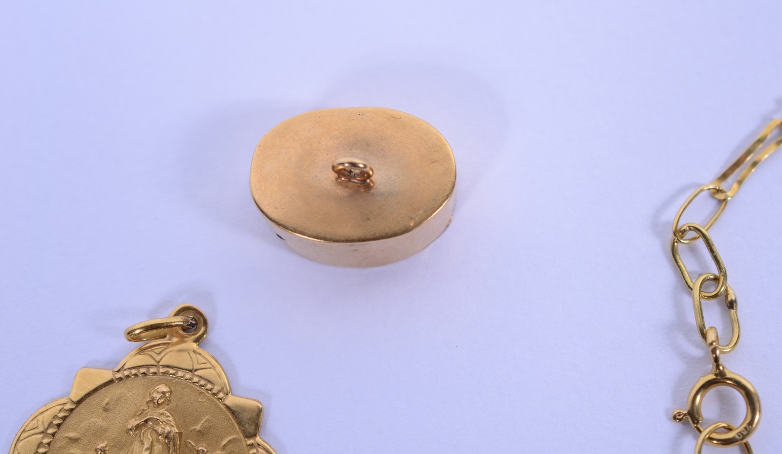 Diversas peças de ouro 18 k., sendo: 2 medalhas, pendente na forma de... - foto 2 de 11