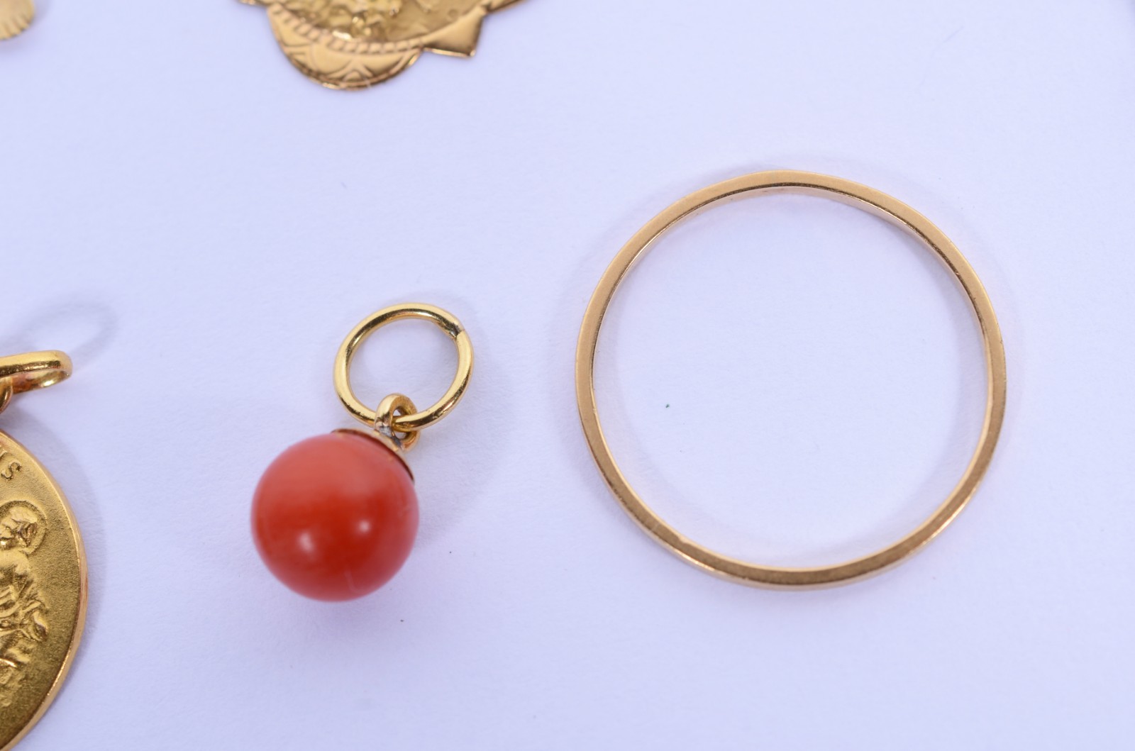 Diversas peças de ouro 18 k., sendo: 2 medalhas, pendente na forma de... - foto 4 de 11