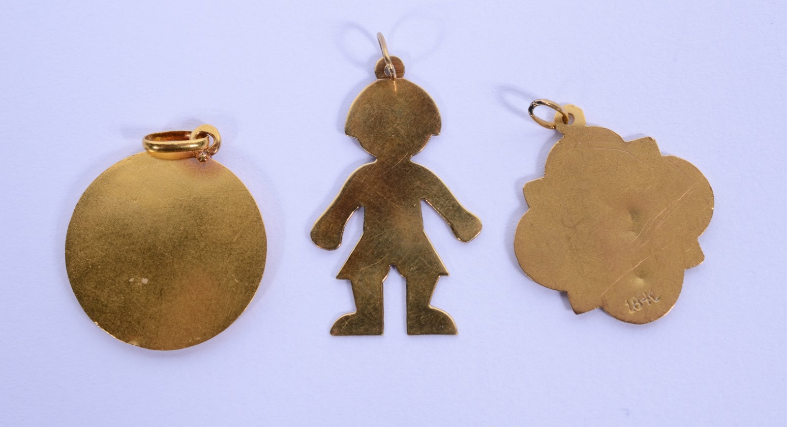 Diversas peças de ouro 18 k., sendo: 2 medalhas, pendente na forma de... - foto 5 de 11