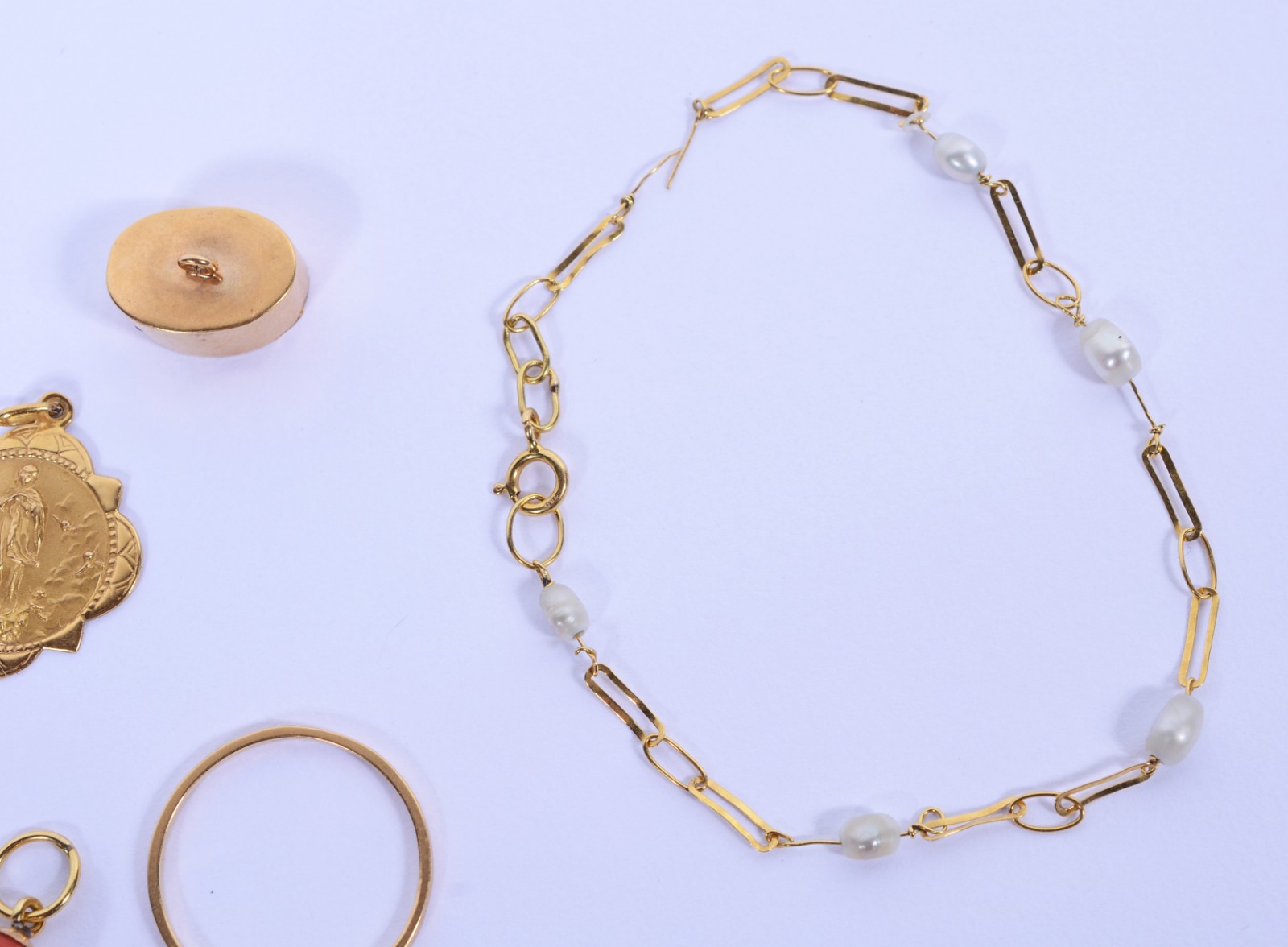 Diversas peças de ouro 18 k., sendo: 2 medalhas, pendente na forma de... - foto 6 de 11
