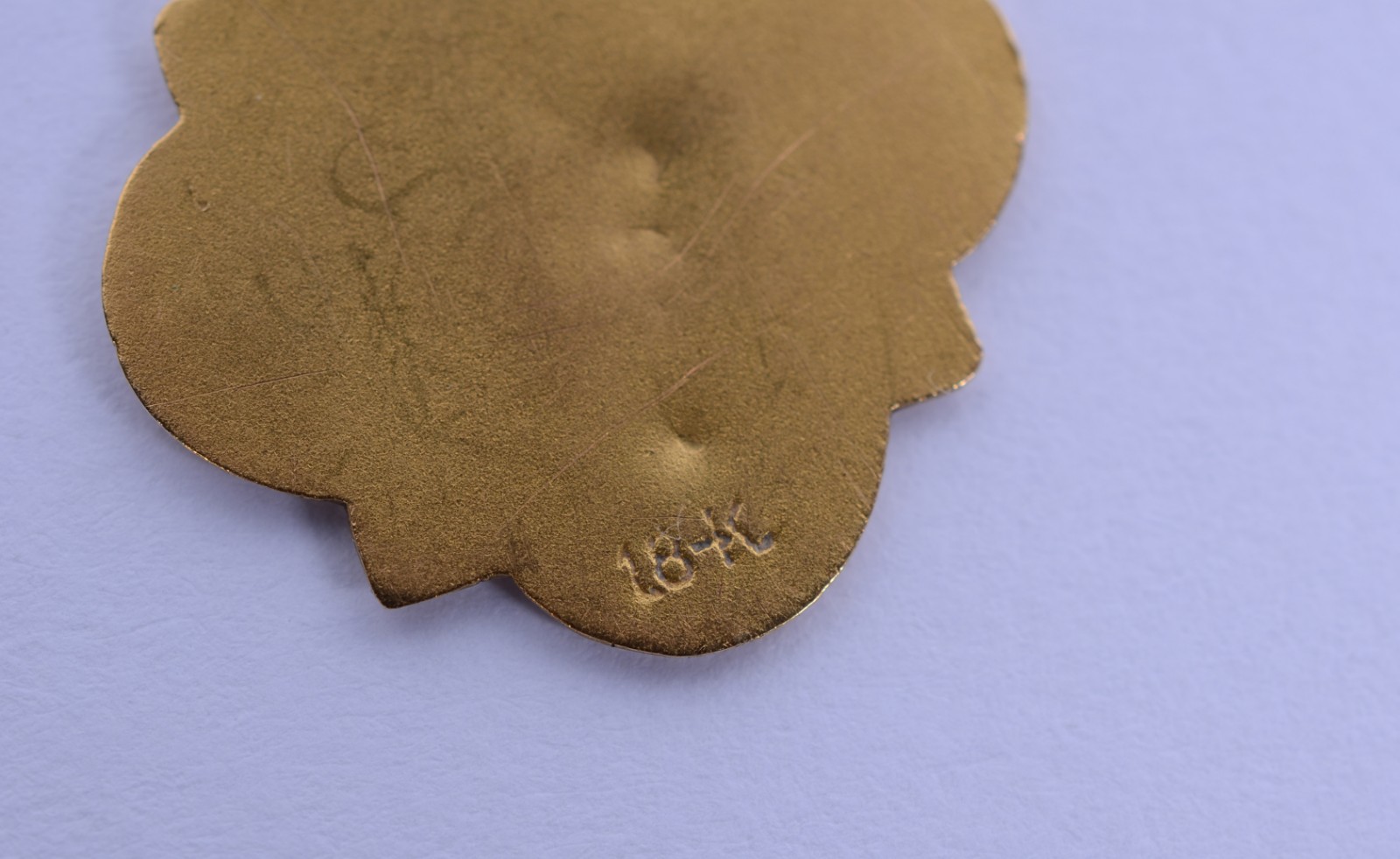Diversas peças de ouro 18 k., sendo: 2 medalhas, pendente na forma de... - foto 7 de 11