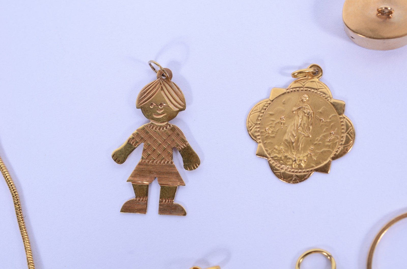 Diversas peças de ouro 18 k., sendo: 2 medalhas, pendente na forma de... - foto 9 de 11