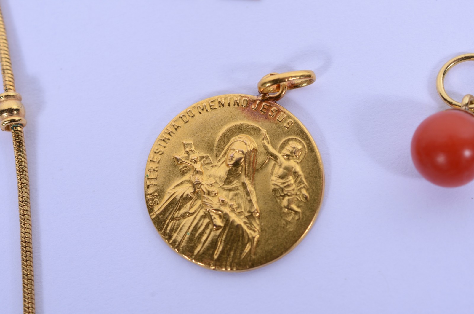 Diversas peças de ouro 18 k., sendo: 2 medalhas, pendente na forma de... - foto 11 de 11