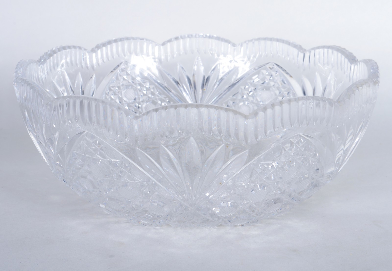 Cinco peças diversas de cristal lapidado, sendo: duas travessas... - foto 5 de 11