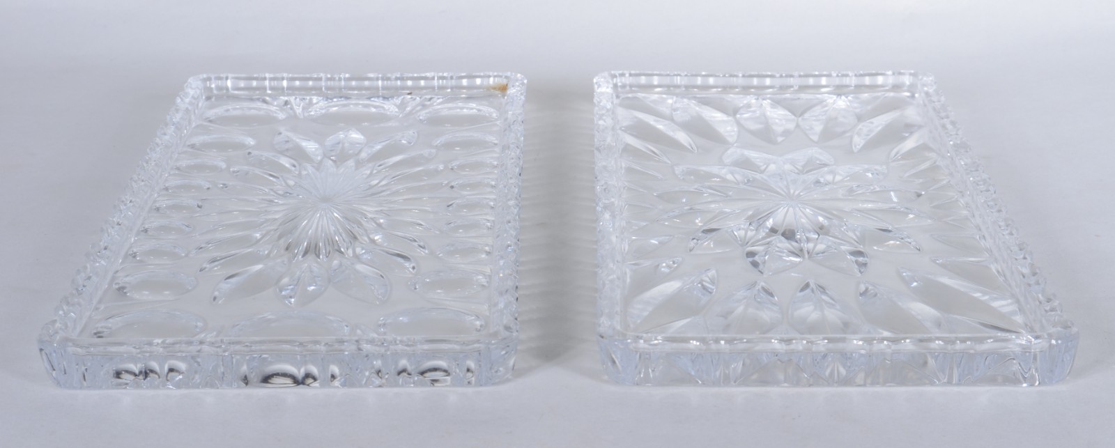 Cinco peças diversas de cristal lapidado, sendo: duas travessas... - foto 9 de 11