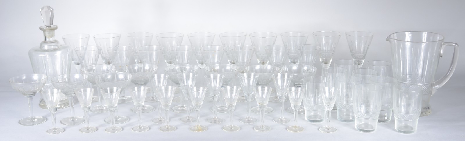 Serviço de cristal, composto de: 9 para água, 10 para vinho tinto, 8... - foto 1 de 11
