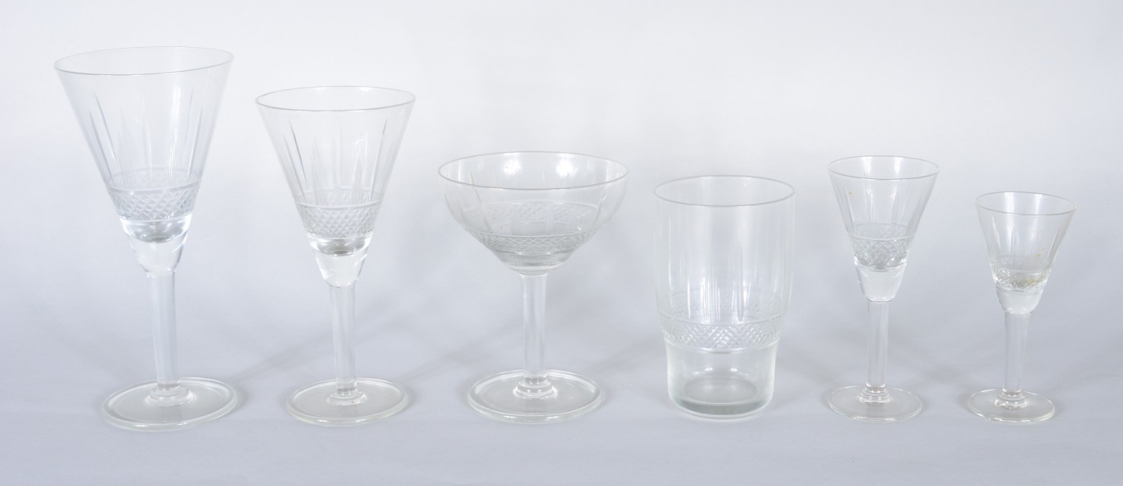 Serviço de cristal, composto de: 9 para água, 10 para vinho tinto, 8... - foto 2 de 11