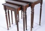 Mesa ninho de madeira nobre com tampos de couro... - Mesa ninho de madeira nobre com tampos de couro pirogravado, composto de 3 peças, pernas cilíndrica frisadas. Com desgastes.