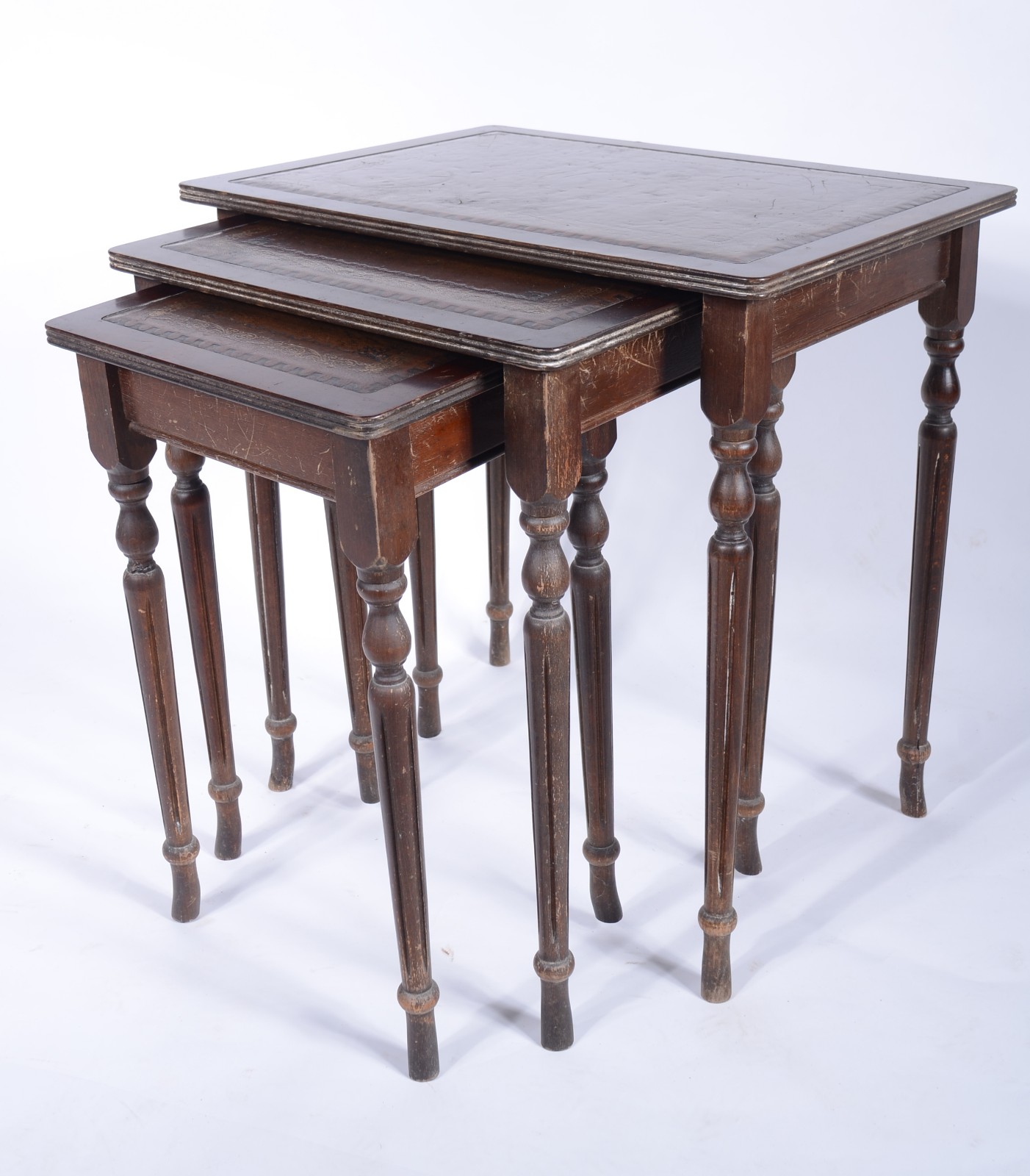 Mesa ninho de madeira nobre com tampos de couro pirogravado, composto... - foto 1 de 7