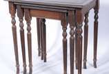 Mesa ninho de madeira nobre com tampos de couro... - Mesa ninho de madeira nobre com tampos de couro pirogravado, composto de 3 peças, pernas cilíndrica frisadas. Com desgastes.