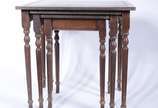 Mesa ninho de madeira nobre com tampos de couro... - Mesa ninho de madeira nobre com tampos de couro pirogravado, composto de 3 peças, pernas cilíndrica frisadas. Com desgastes.