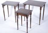 Mesa ninho de madeira nobre com tampos de couro... - Mesa ninho de madeira nobre com tampos de couro pirogravado, composto de 3 peças, pernas cilíndrica frisadas. Com desgastes.