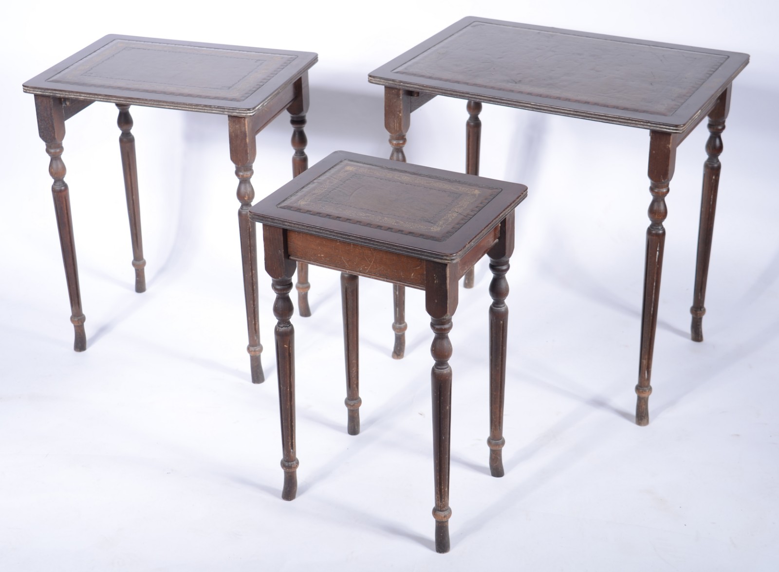Mesa ninho de madeira nobre com tampos de couro pirogravado, composto... - foto 4 de 7