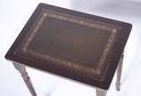 Mesa ninho de madeira nobre com tampos de couro... - Mesa ninho de madeira nobre com tampos de couro pirogravado, composto de 3 peças, pernas cilíndrica frisadas. Com desgastes.