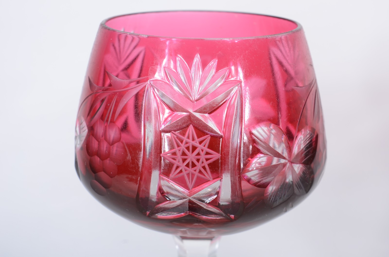 Conjunto com 5 cálices para vinho de cristal alemão doublé rubi... - foto 4 de 7
