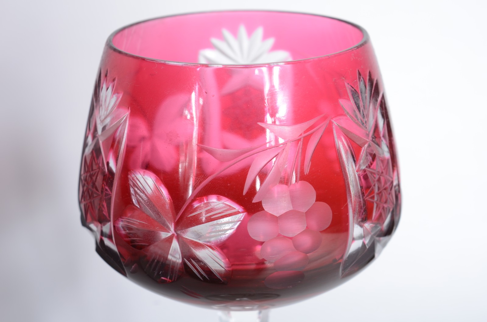 Conjunto com 5 cálices para vinho de cristal alemão doublé rubi... - foto 6 de 7
