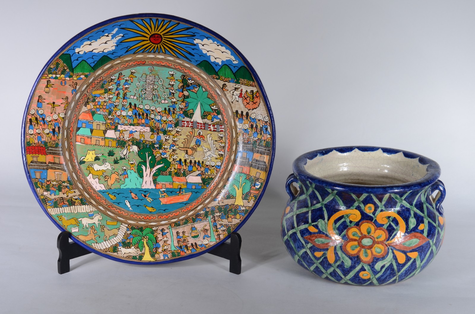 Duas peças de cerâmica mexicana, sendo: cachepot com base e medalhão... - foto 1 de 10