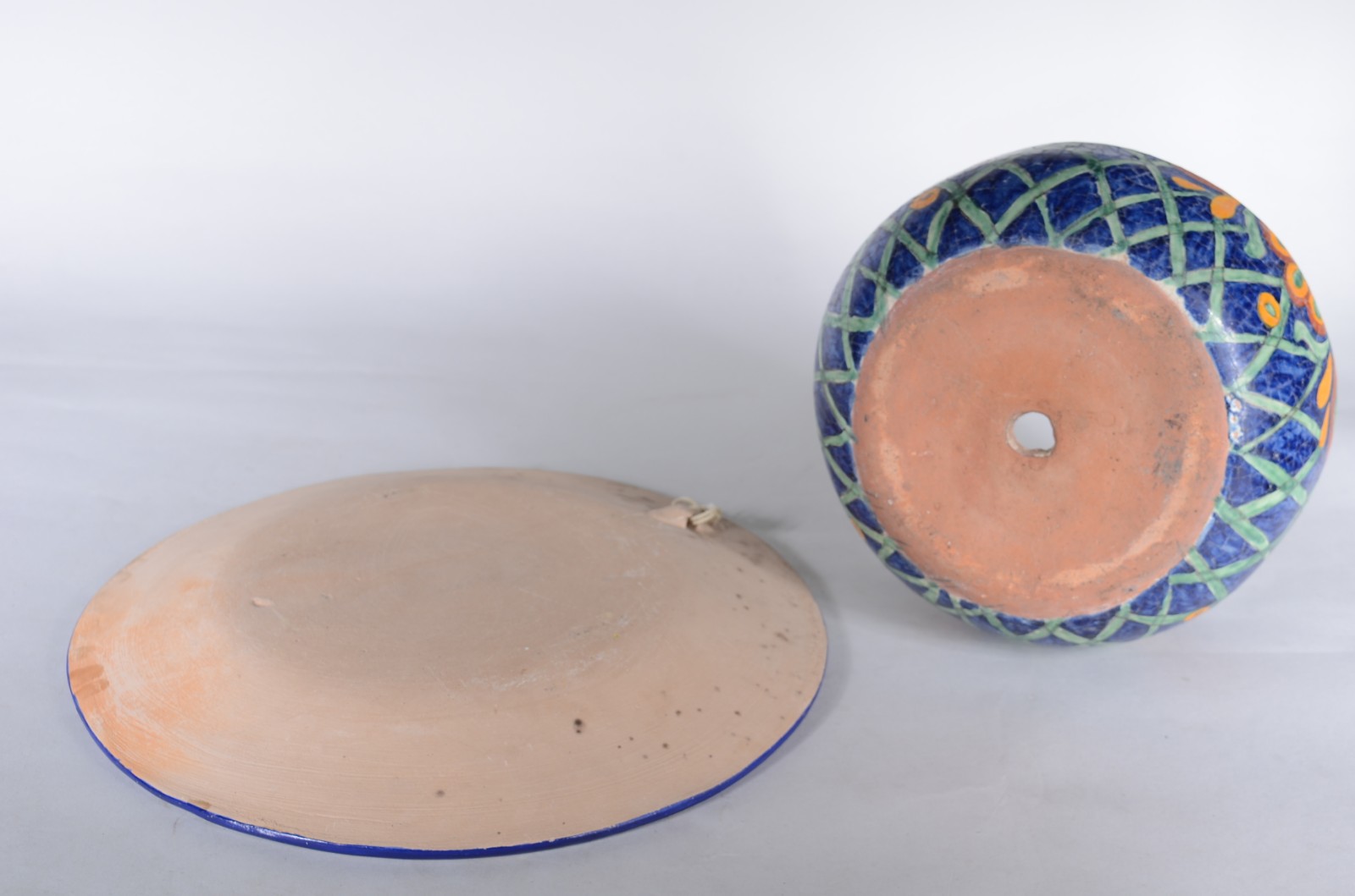 Duas peças de cerâmica mexicana, sendo: cachepot com base e medalhão... - foto 8 de 10