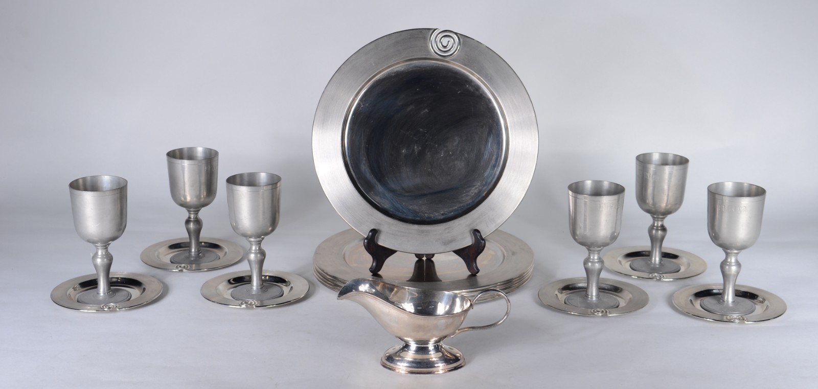 Diversas peças, sendo: conjunto com 7 souplats e 8 porta copos de... - foto 1 de 10