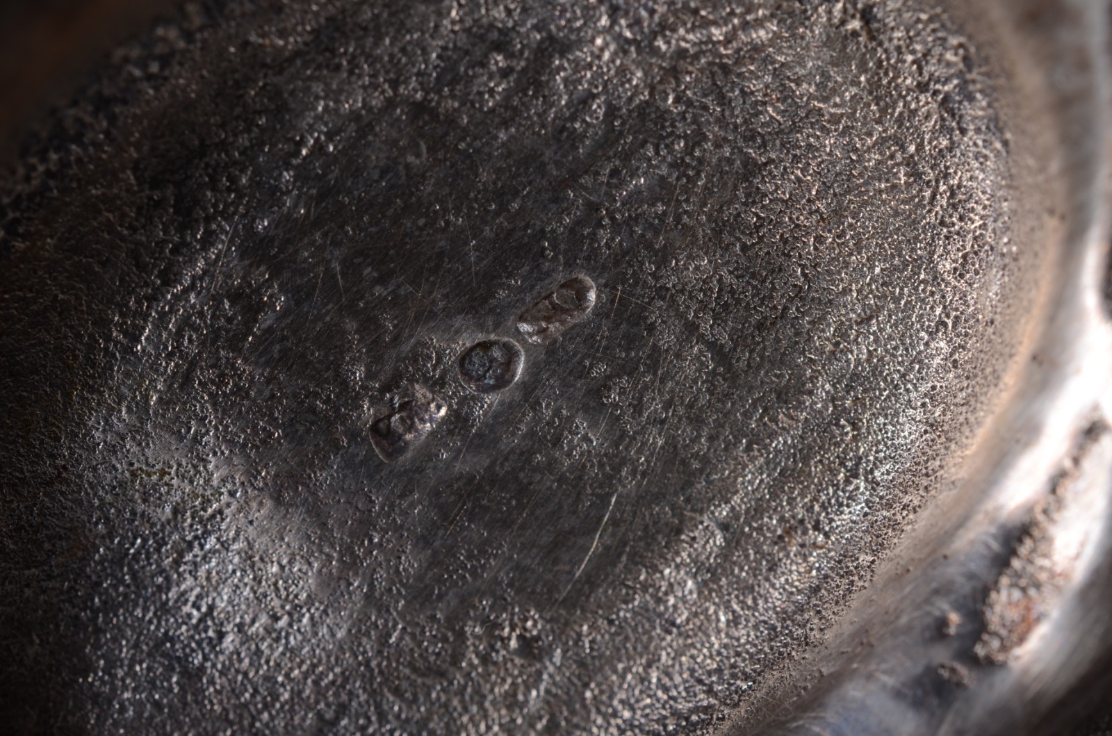 Par de castiçais de prata contrastada, decorados com figuras de... - foto 6 de 7