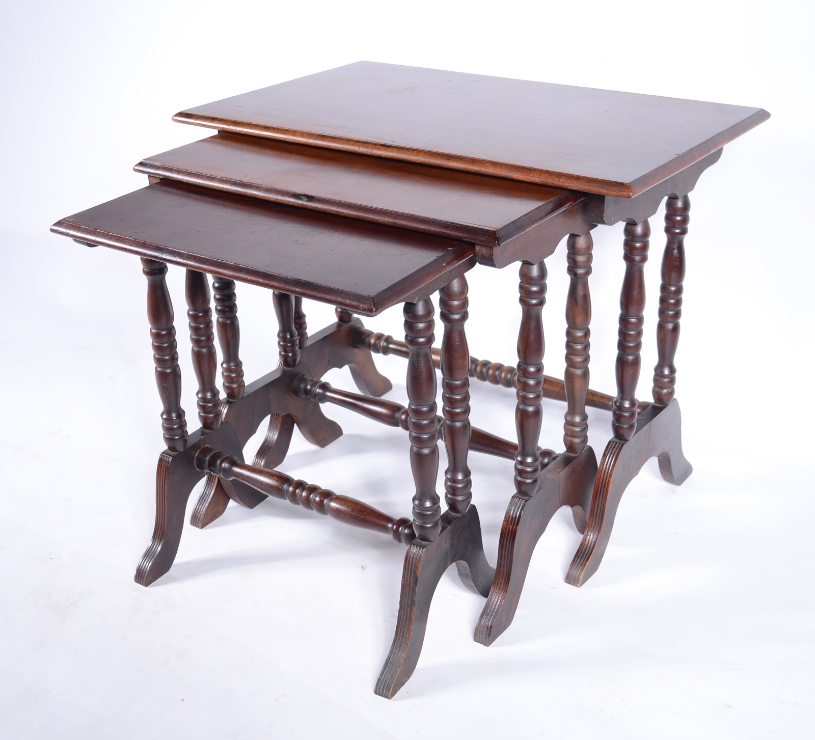 Mesa ninho de madeira nobre, composto de 3 peças, pernas torneadas... - foto 1 de 6