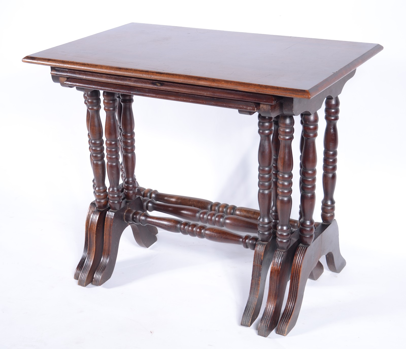 Mesa ninho de madeira nobre, composto de 3 peças, pernas torneadas... - foto 2 de 6
