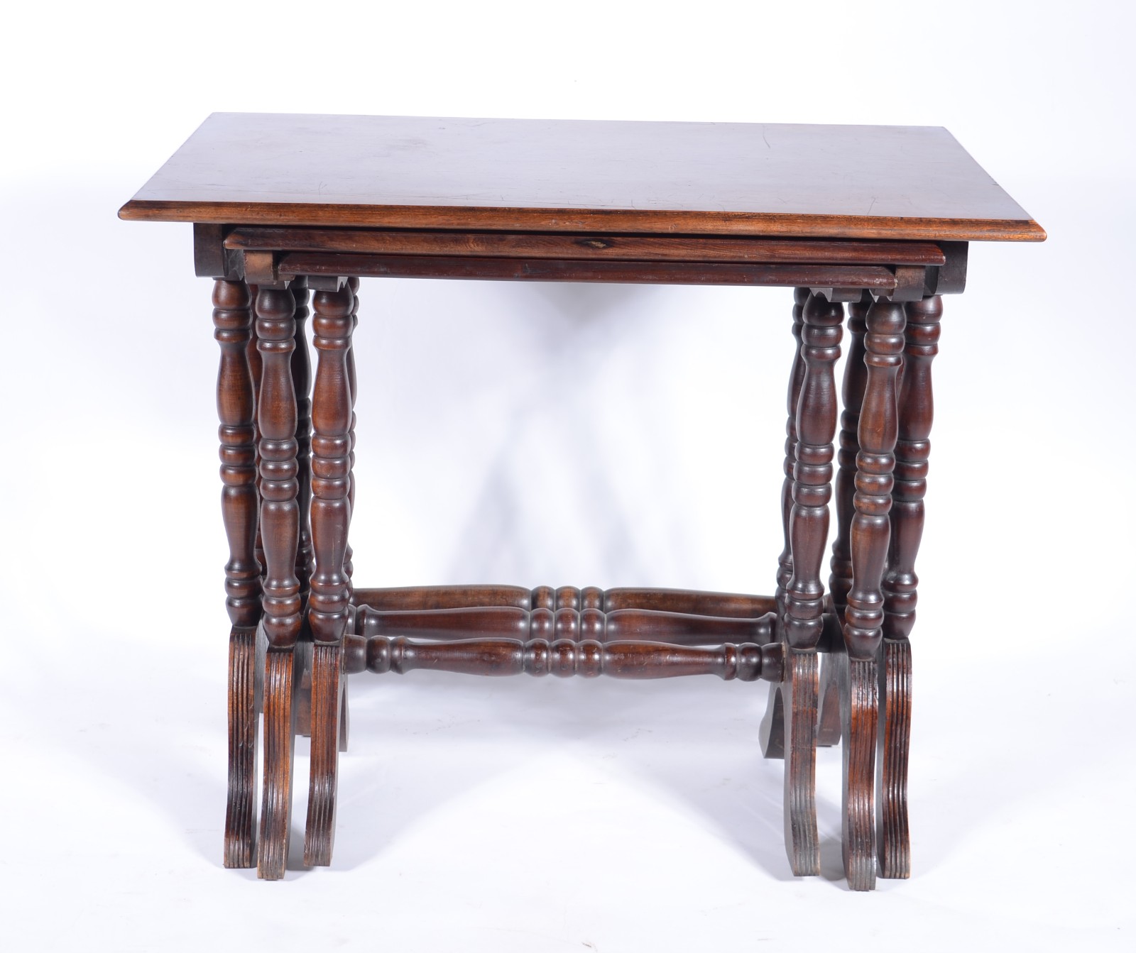 Mesa ninho de madeira nobre, composto de 3 peças, pernas torneadas... - foto 3 de 6