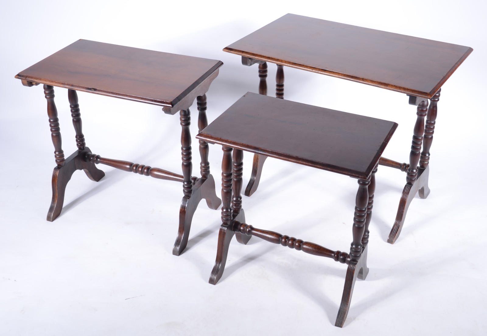 Mesa ninho de madeira nobre, composto de 3 peças, pernas torneadas... - foto 4 de 6