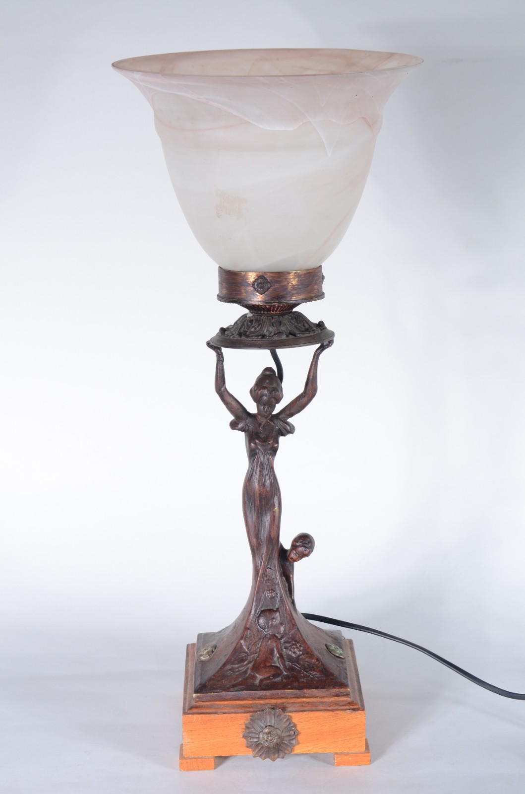 Luminária estilo Art Noveau de petit bronze representando figura... - foto 2 de 9