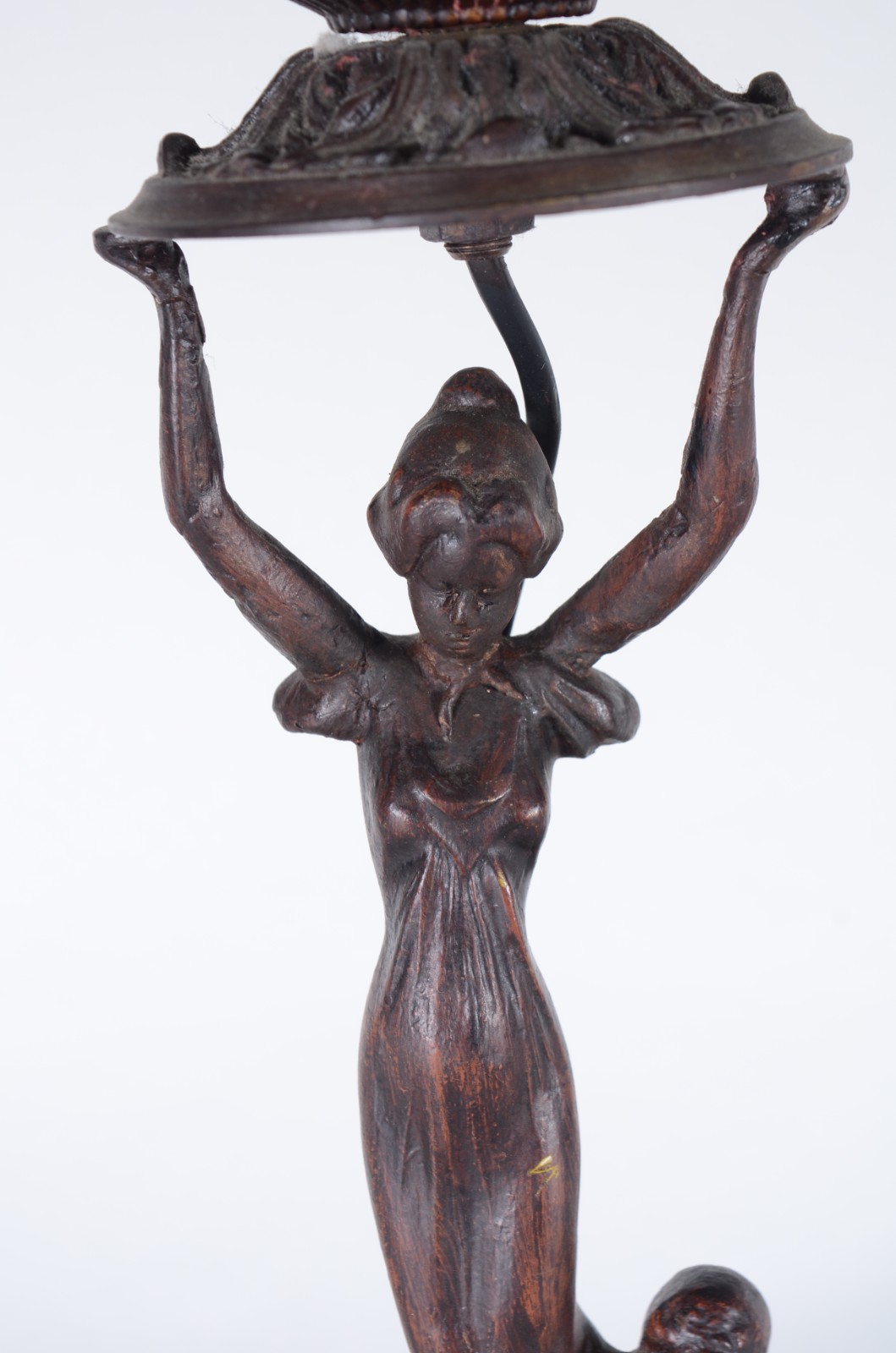 Luminária estilo Art Noveau de petit bronze representando figura... - foto 4 de 9