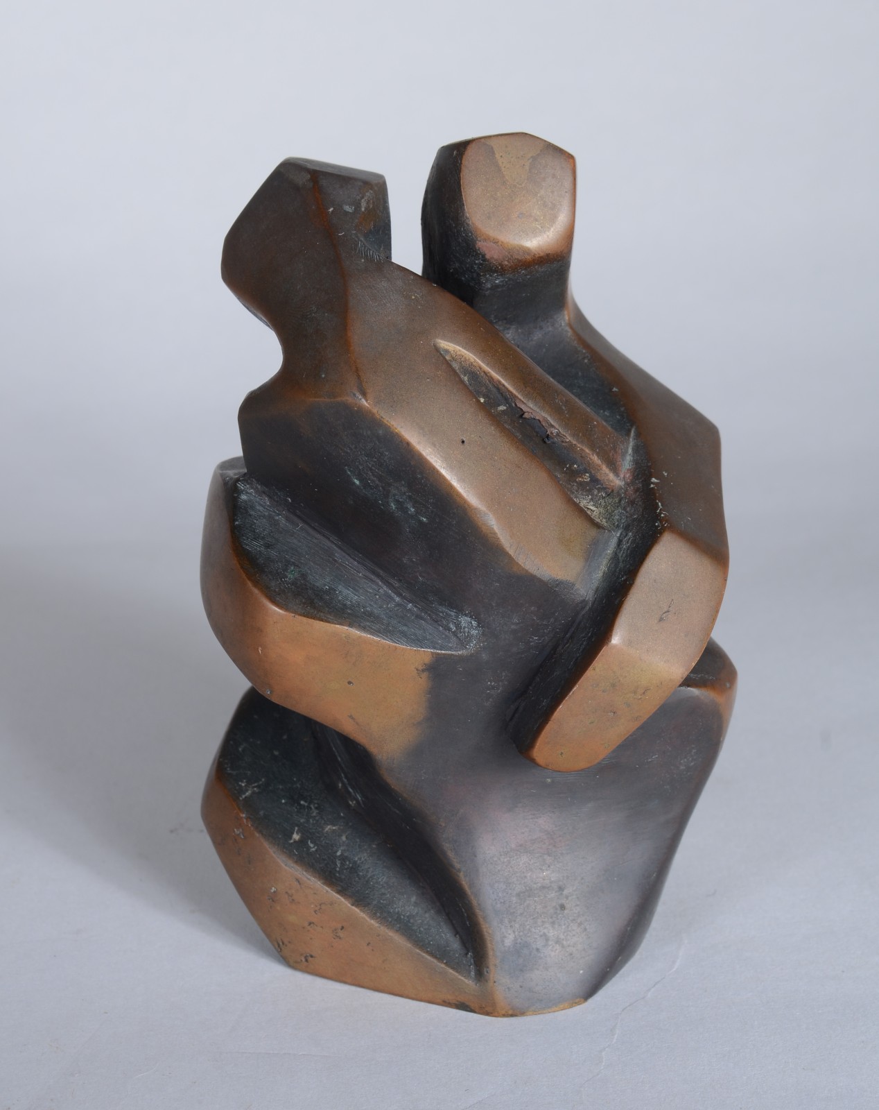 Pequena escultura de bronze representando "casal se abraçando"... - foto 1 de 6