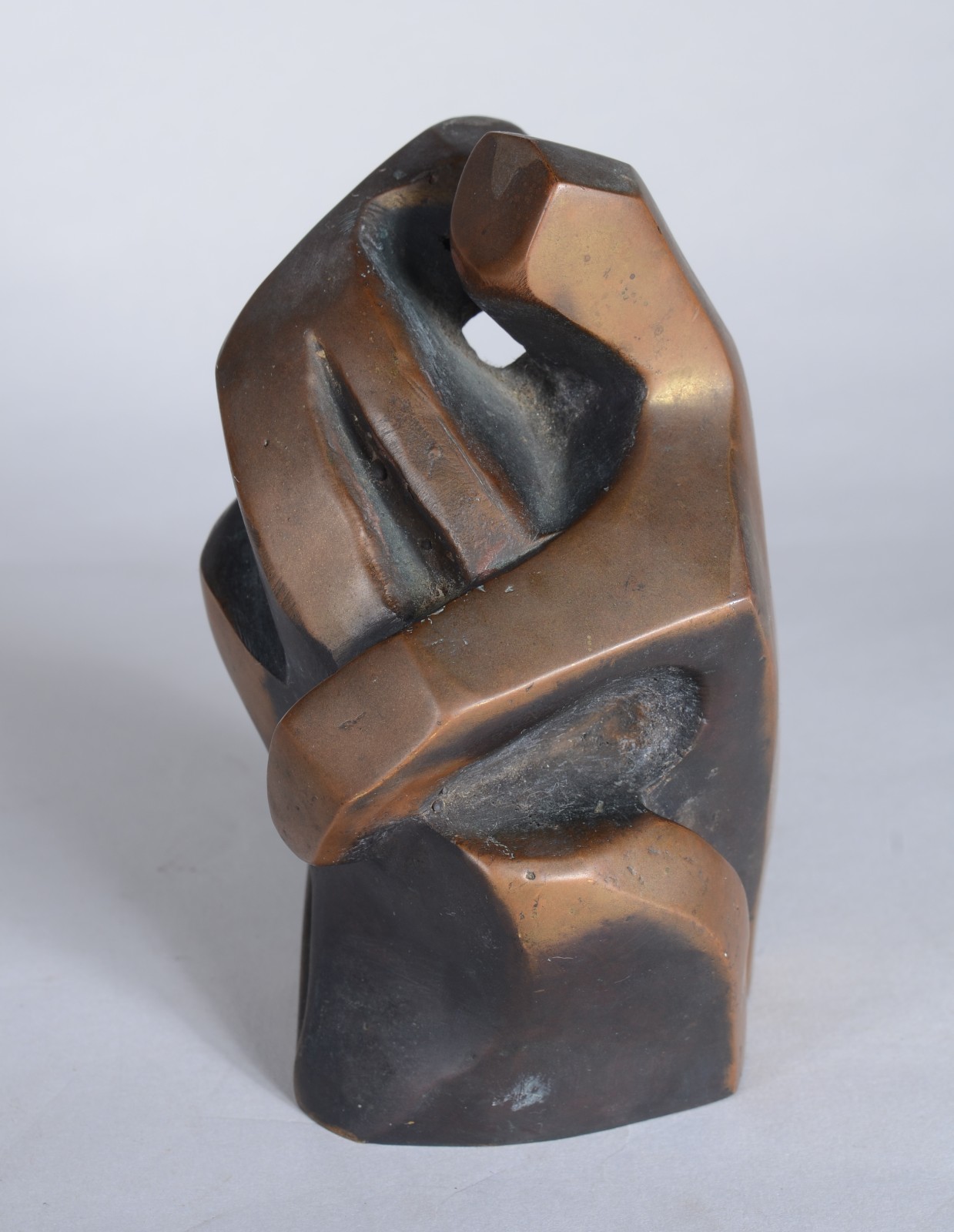 Pequena escultura de bronze representando "casal se abraçando"... - foto 4 de 6