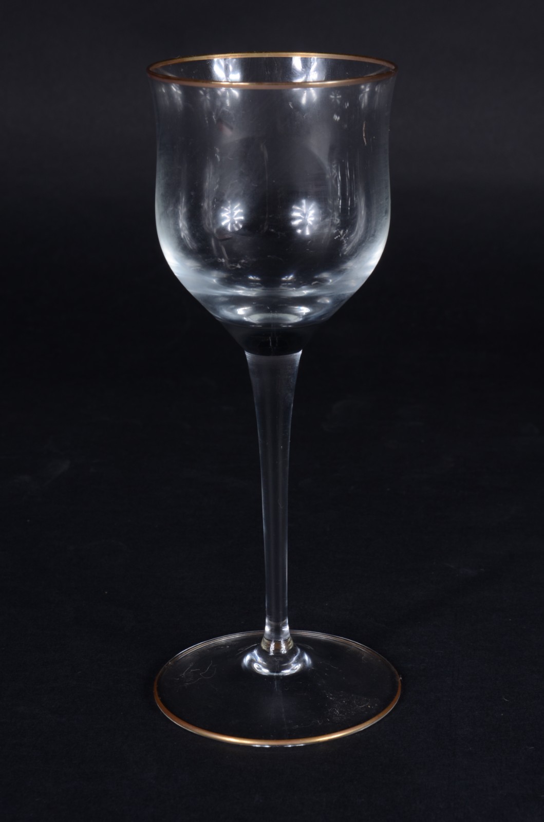 Seis cálices para vinho branco de cristal com frisos dourados. - foto 3 de 6