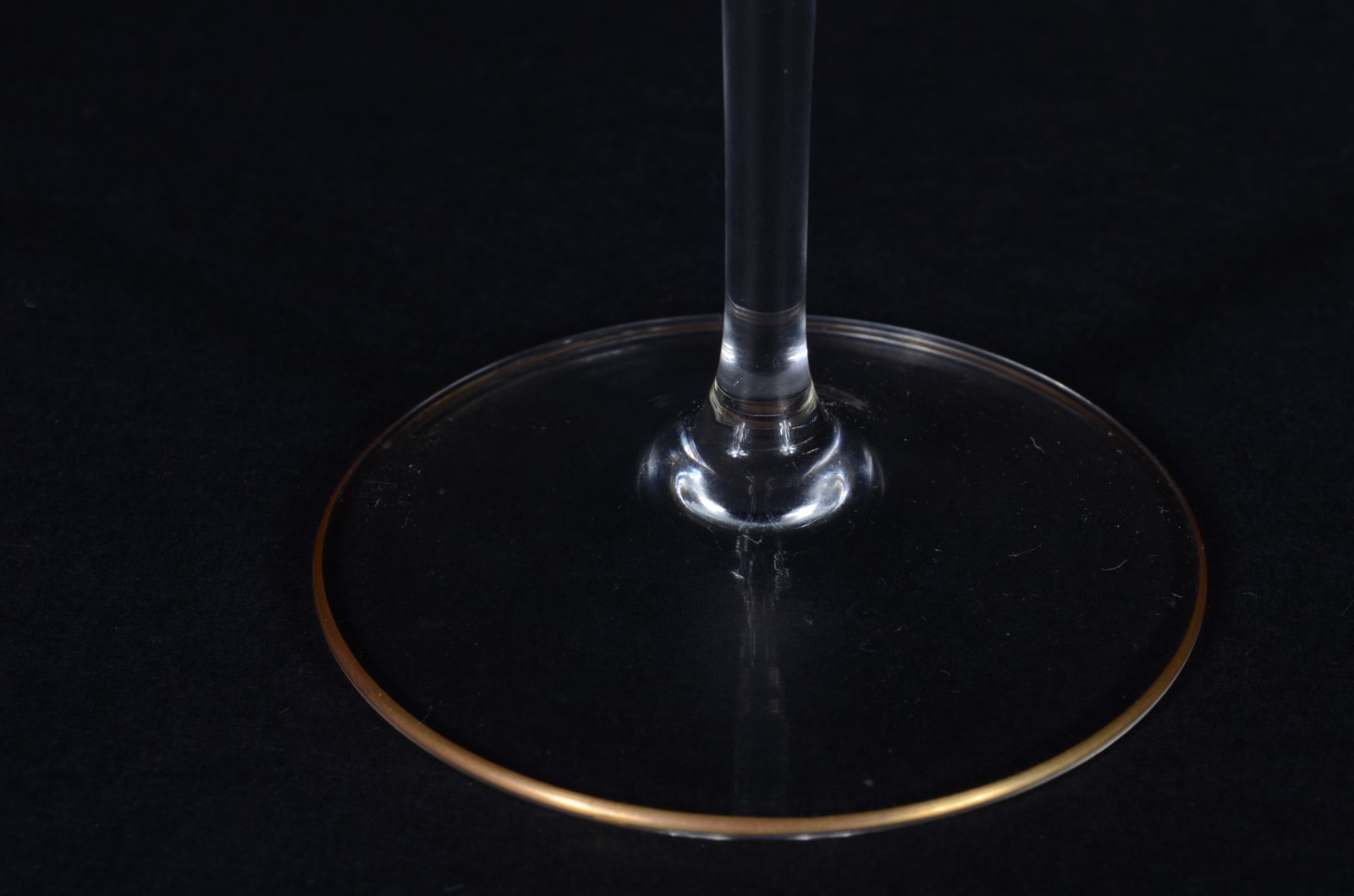 Seis cálices para vinho branco de cristal com frisos dourados. - foto 4 de 6