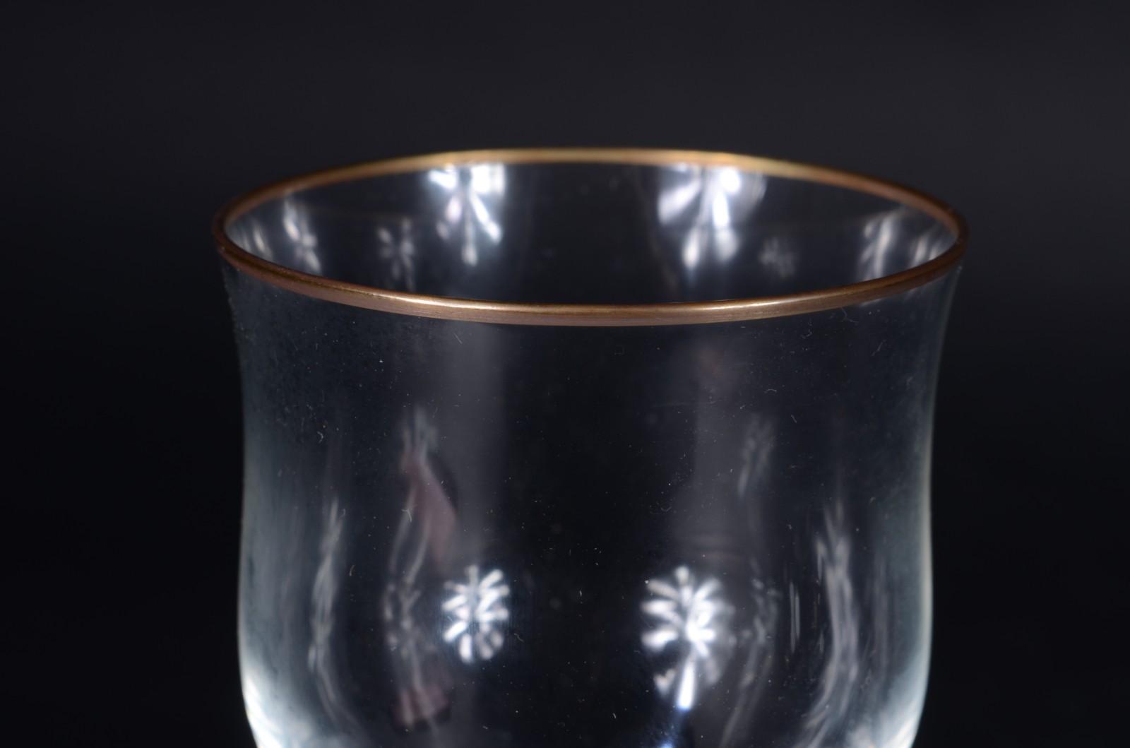 Seis cálices para vinho branco de cristal com frisos dourados. - foto 5 de 6