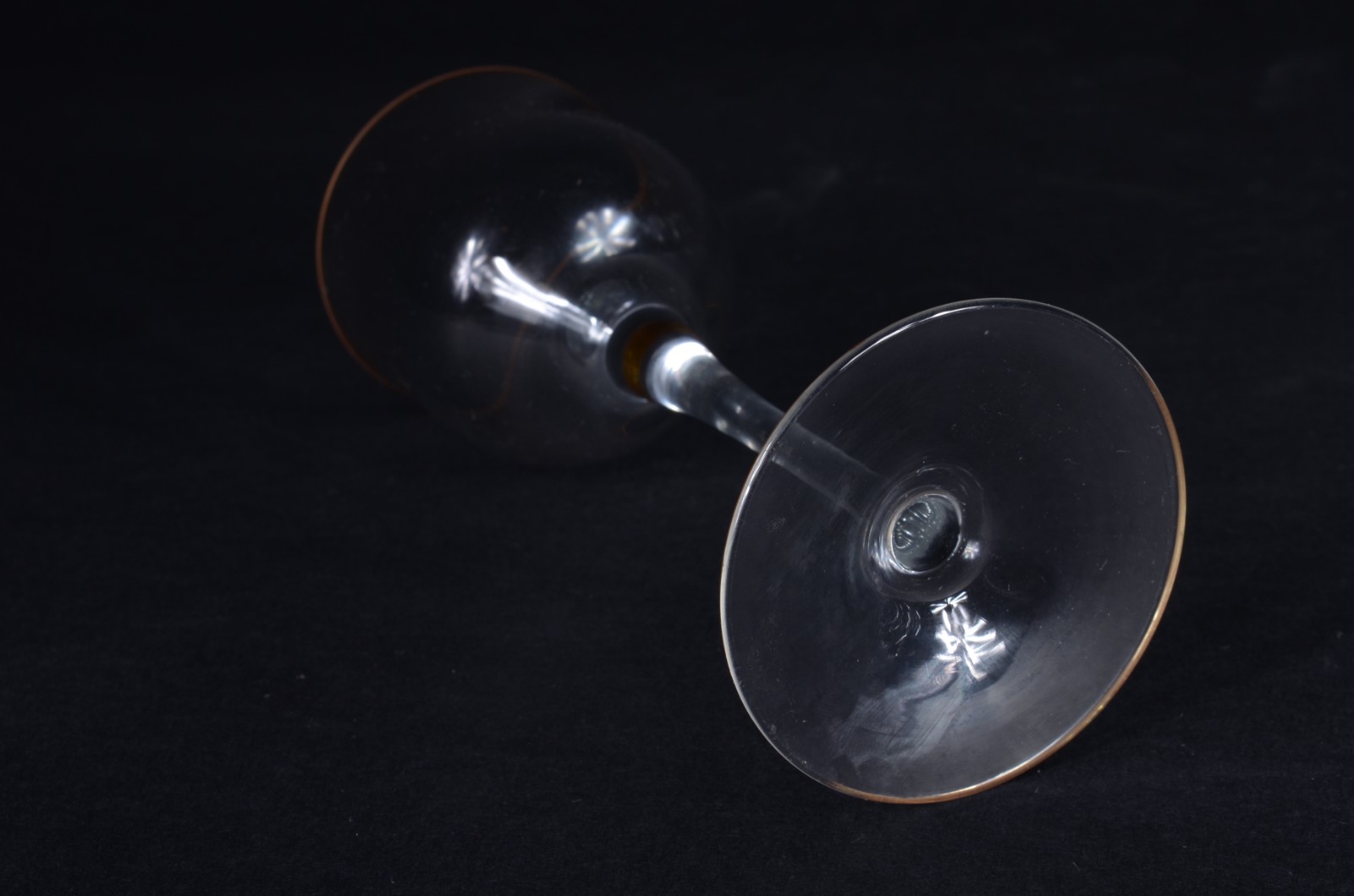 Seis cálices para vinho branco de cristal com frisos dourados. - foto 6 de 6