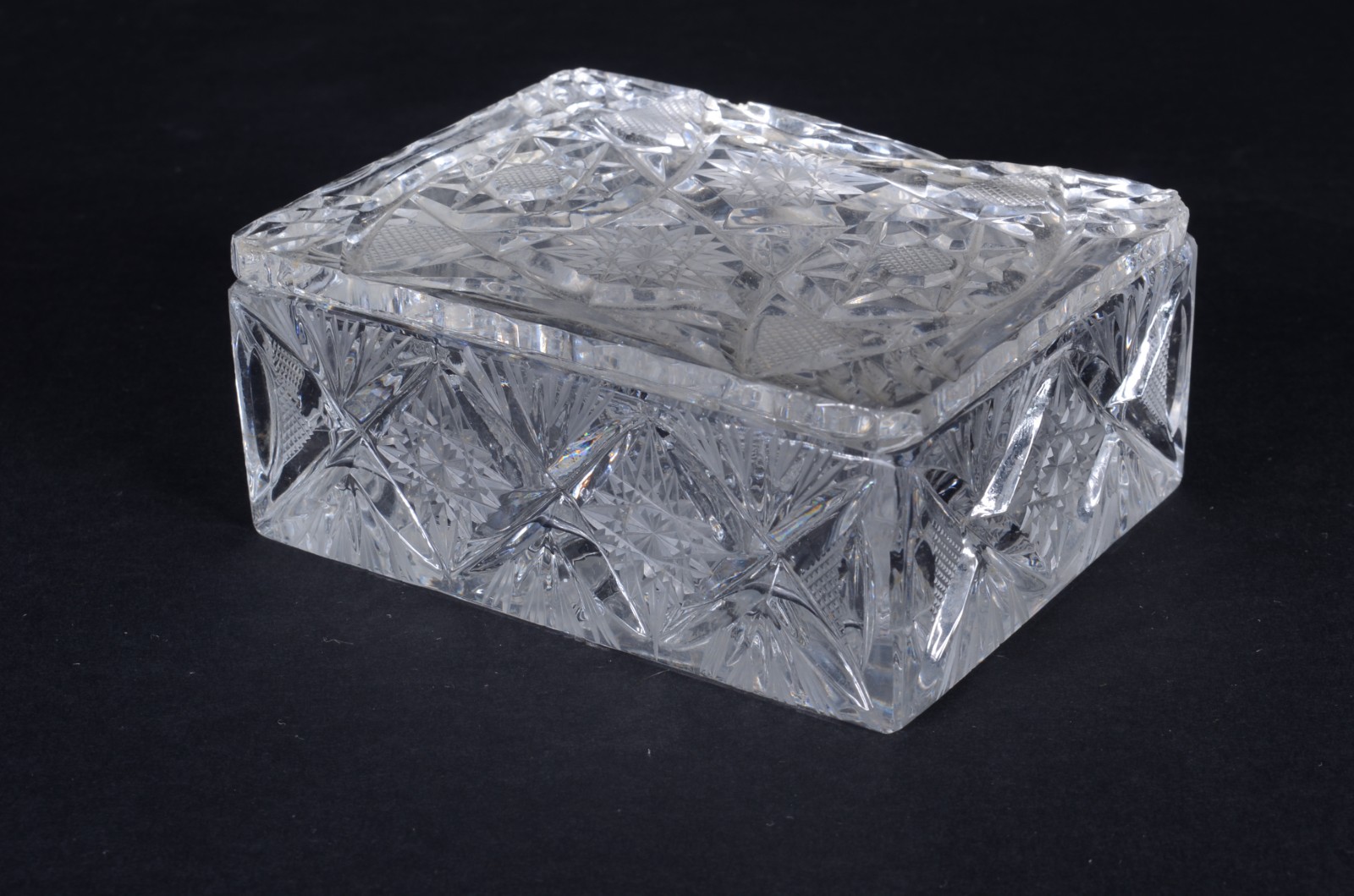 Três peças diversas de cristal lapidado, sendo: Prato redondo... - foto 8 de 10
